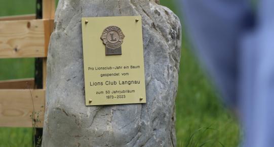 Stiftung Lebensart erhält 50 Obstbäume vom Lions Club Langnau