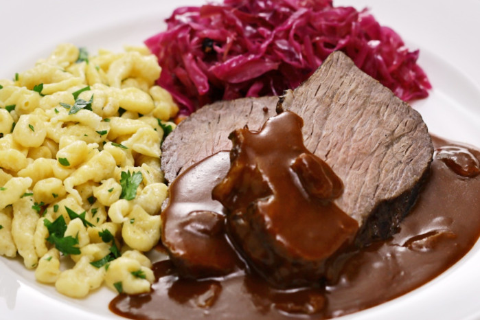 REICHHALTIGES WILD-BUFFET IM BISTRO RIEDLI