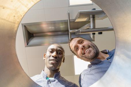 Abdullai (Lernender Koch EBA) und Pascal (Berufsbildner)